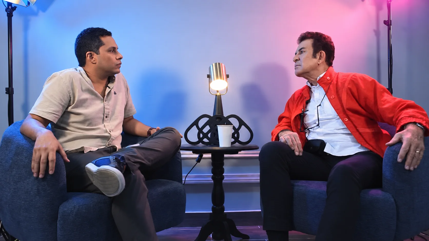 Invitado conversando durante una producción de Cluster Podcast