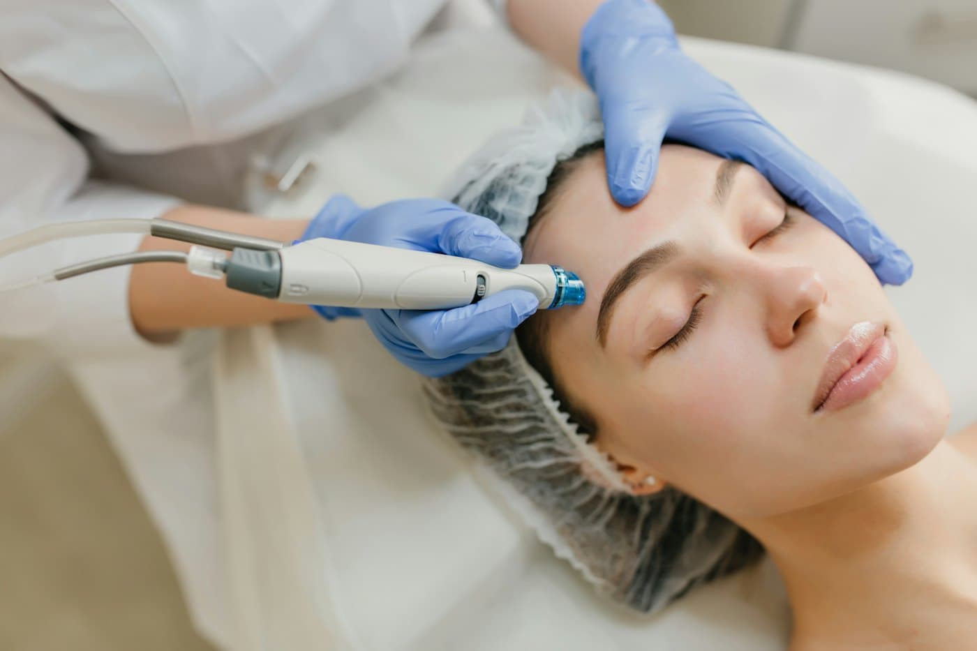 Tratamiento facial en una clínica estética