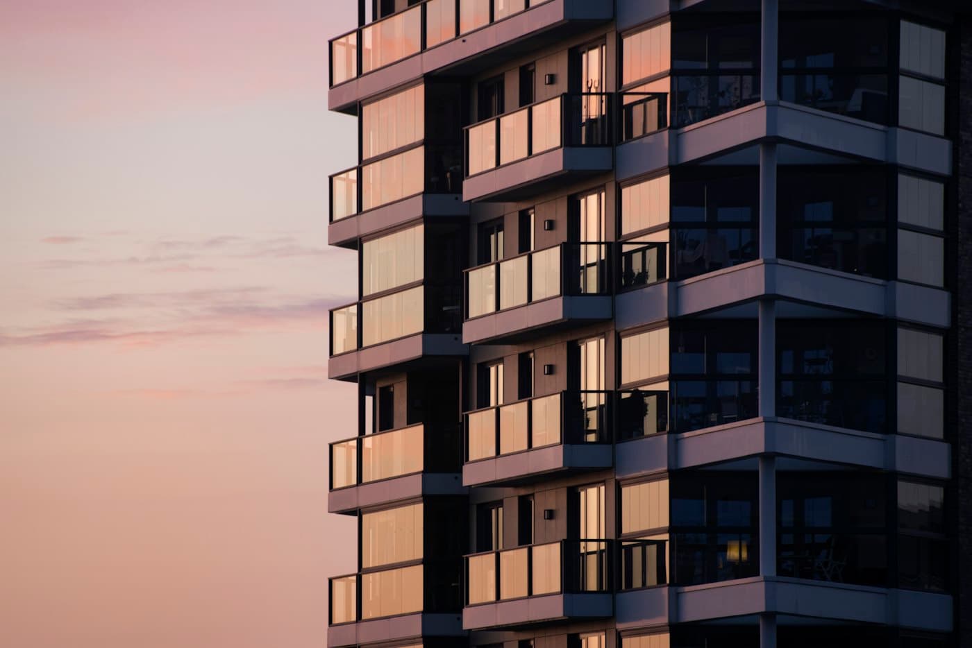 Edificio de apartamentos con balcones al atardecer