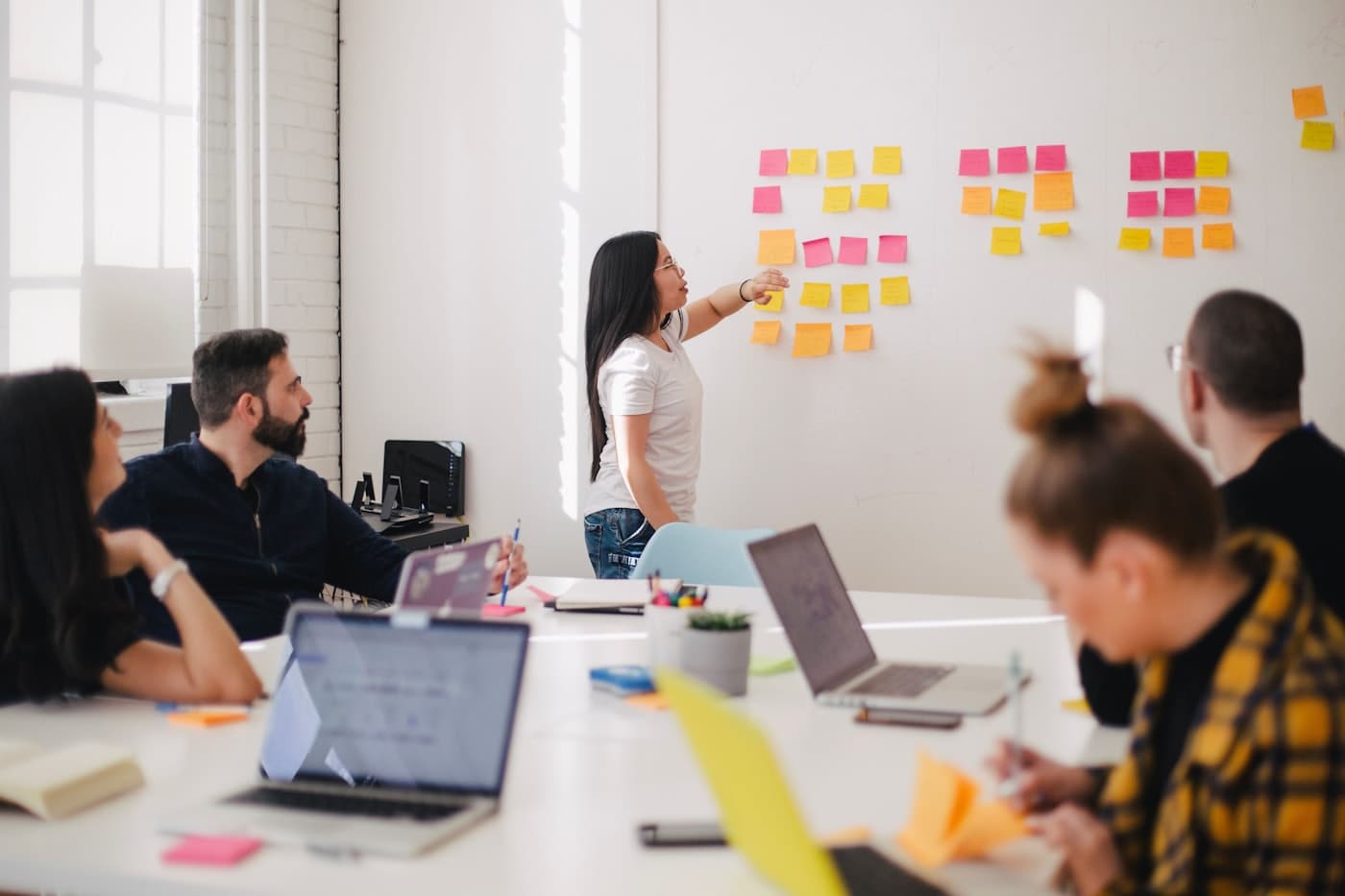 Equipo de marketing trabajando en estrategia digital